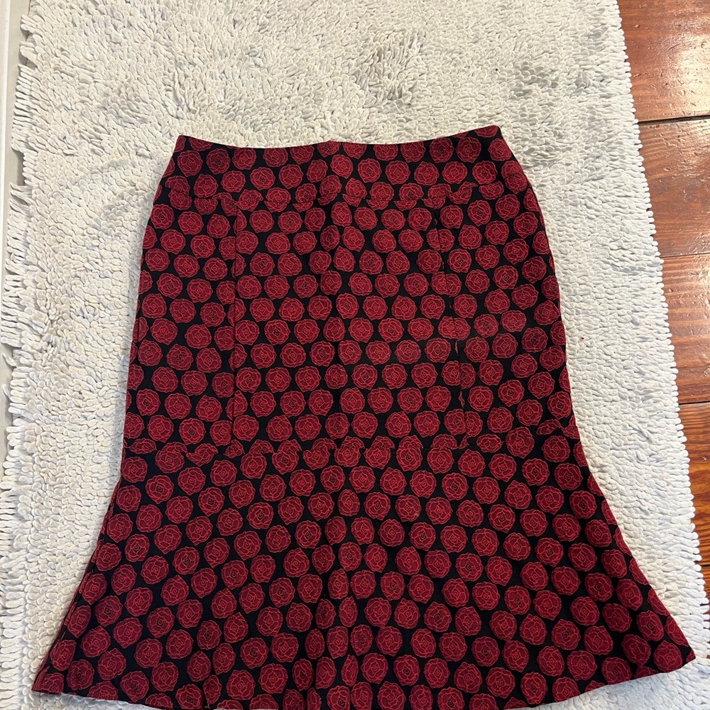 JENNIFER REALE DESIGN 🌹 rose pattern black and red midi skirt with a flare.